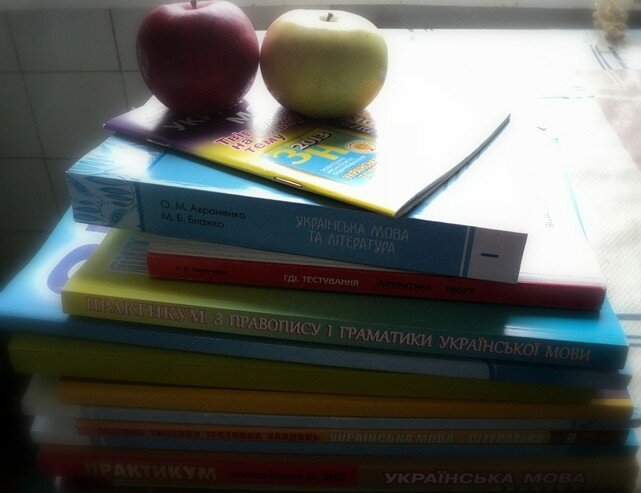 Яблука і хороші книги - це завжди корисно.